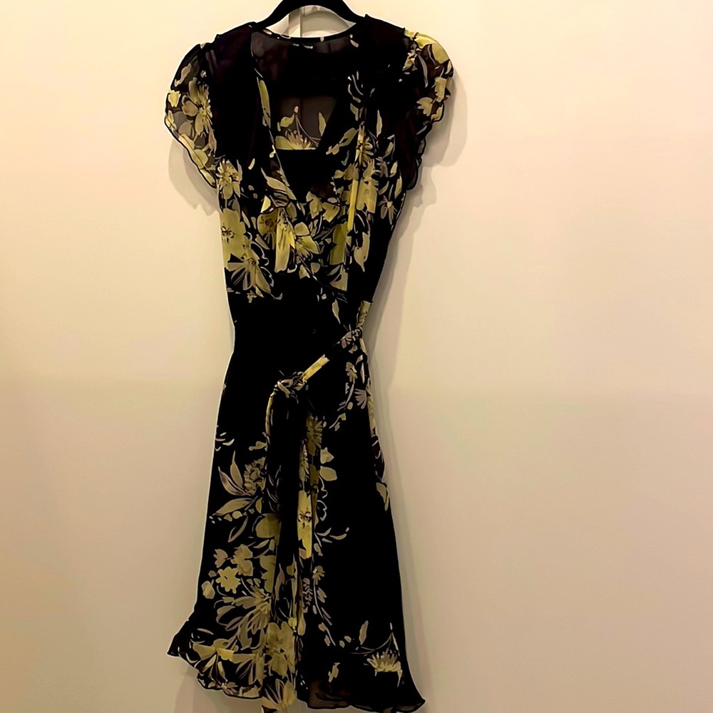 Voir Voir sexy dress sz 8 really feminine and flowing ❤️ like new